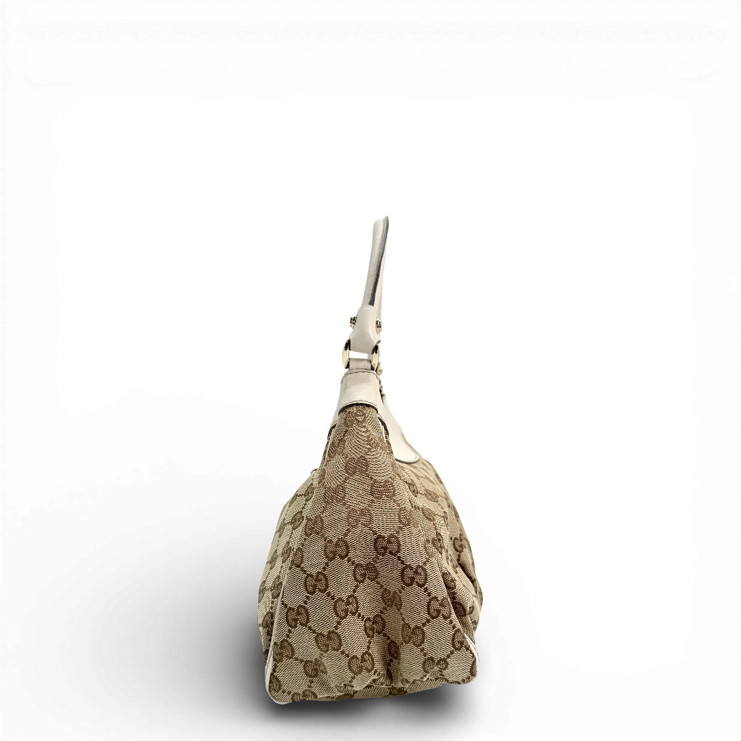 https://cdn.shopify.com/s/files/1/0564/9376/8855/files/Gucci_Schultertasche_D-Ring_medium_Lederdetails_weiss_monogram_beige_vintage_GG_0958.webp?v=1770890512
