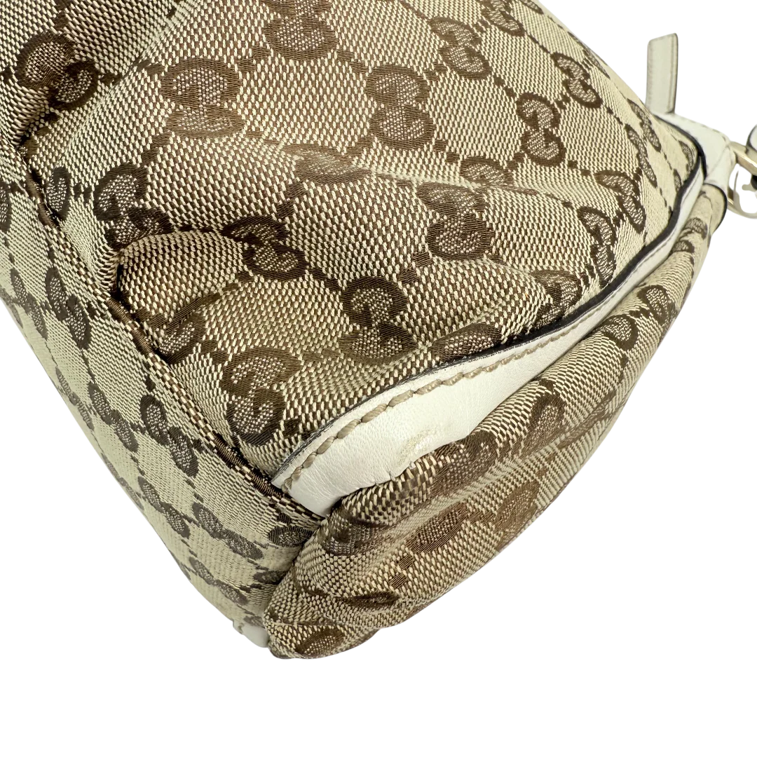https://cdn.shopify.com/s/files/1/0564/9376/8855/files/Gucci_Schultertasche_D-Ring_medium_Lederdetails_weiss_monogram_beige_vintage_GG_0962.webp?v=1770890512