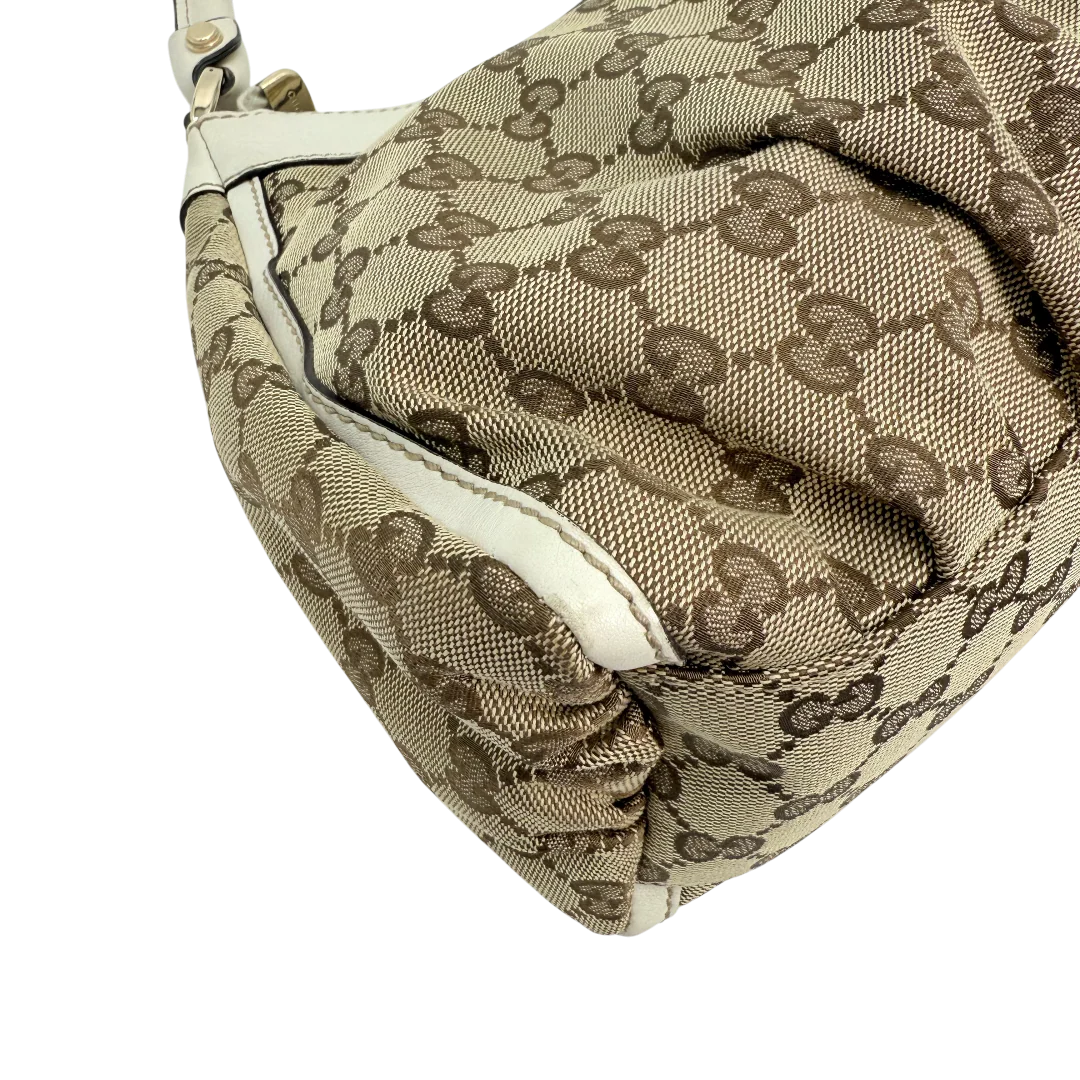 https://cdn.shopify.com/s/files/1/0564/9376/8855/files/Gucci_Schultertasche_D-Ring_medium_Lederdetails_weiss_monogram_beige_vintage_GG_0963.webp?v=1770890512