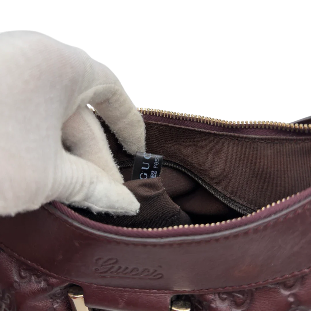 https://cdn.shopify.com/s/files/1/0564/9376/8855/files/Gucci_Schultertasche_D-Ring_medium_aus_Leder_monogram_lila_21.webp?v=1784283698