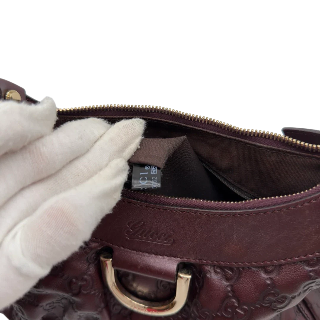 https://cdn.shopify.com/s/files/1/0564/9376/8855/files/Gucci_Schultertasche_D-Ring_medium_aus_Leder_monogram_lila_22.webp?v=1784283699