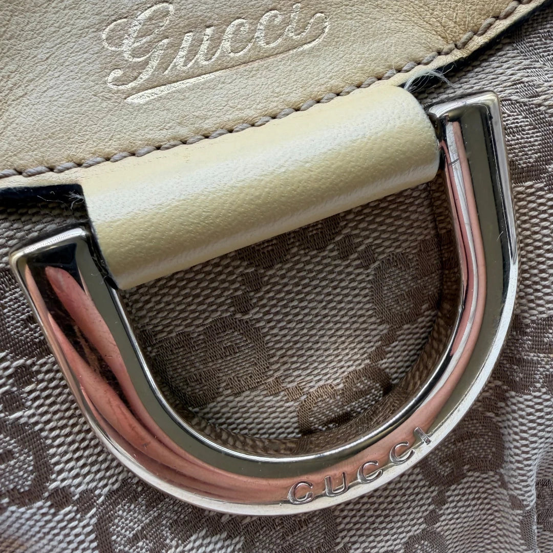 https://cdn.shopify.com/s/files/1/0564/9376/8855/files/Gucci_Schultertasche_D-Ring_medium_monogram_beige_12.webp?v=1782378063
