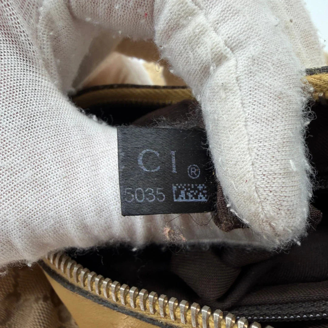 https://cdn.shopify.com/s/files/1/0564/9376/8855/files/Gucci_Schultertasche_D-Ring_medium_monogram_beige_19.webp?v=1782378063
