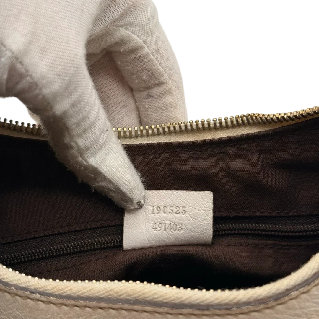 https://cdn.shopify.com/s/files/1/0564/9376/8855/files/Gucci_Schultertasche_D-Ring_medium_monogram_beige_22.webp?v=1784803467