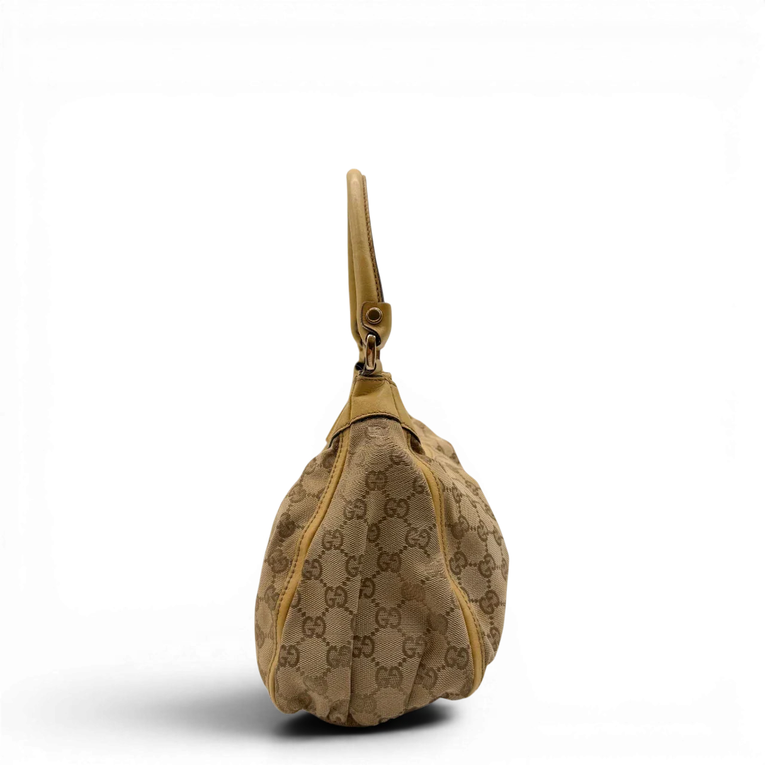 https://cdn.shopify.com/s/files/1/0564/9376/8855/files/Gucci_Schultertasche_D-Ring_medium_monogram_beige_3.webp?v=1782378062