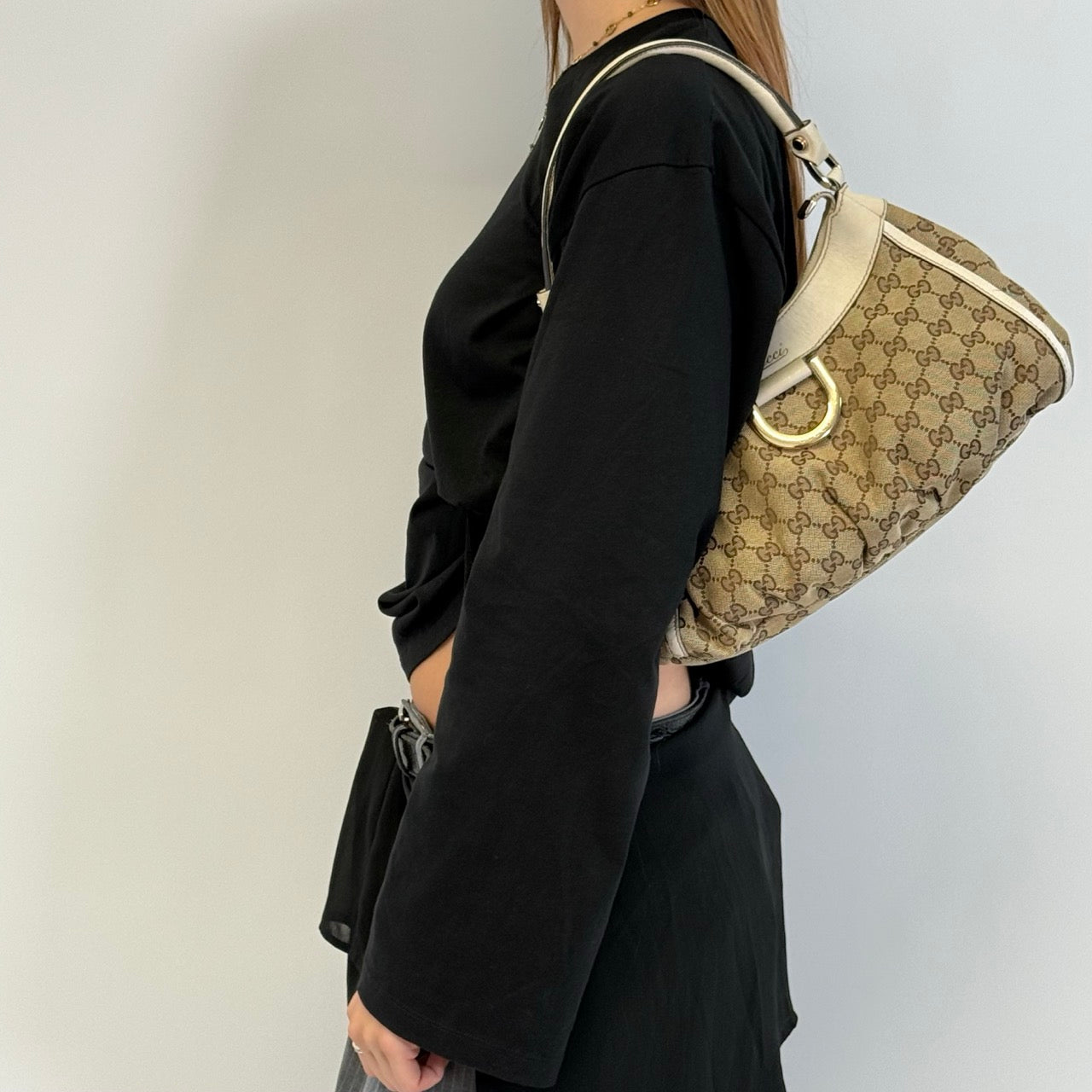 https://cdn.shopify.com/s/files/1/0564/9376/8855/files/Gucci_Schultertasche_D-Ring_medium_monogram_beige_30.jpg?v=1784803467