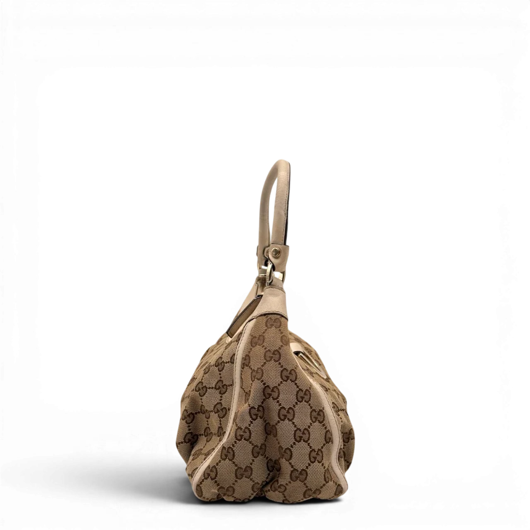 https://cdn.shopify.com/s/files/1/0564/9376/8855/files/Gucci_Schultertasche_D-Ring_medium_monogram_beige_3_40b77067-de74-4974-ae1e-be2e1d954017.webp?v=1784803466