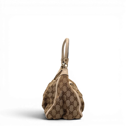 https://cdn.shopify.com/s/files/1/0564/9376/8855/files/Gucci_Schultertasche_D-Ring_medium_monogram_beige_3_40b77067-de74-4974-ae1e-be2e1d954017.webp?v=1784803466