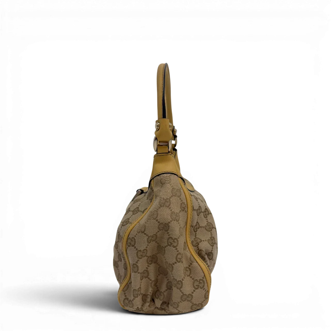 https://cdn.shopify.com/s/files/1/0564/9376/8855/files/Gucci_Schultertasche_D-Ring_medium_monogram_beige_vintage_GG6898.webp?v=1779286243