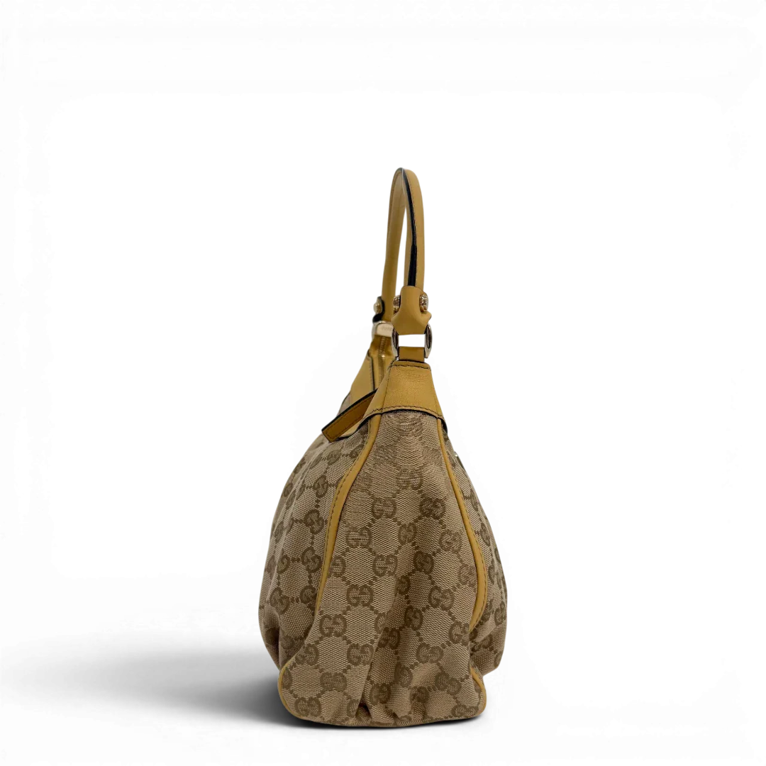 https://cdn.shopify.com/s/files/1/0564/9376/8855/files/Gucci_Schultertasche_D-Ring_medium_monogram_beige_vintage_GG6900.webp?v=1779286243