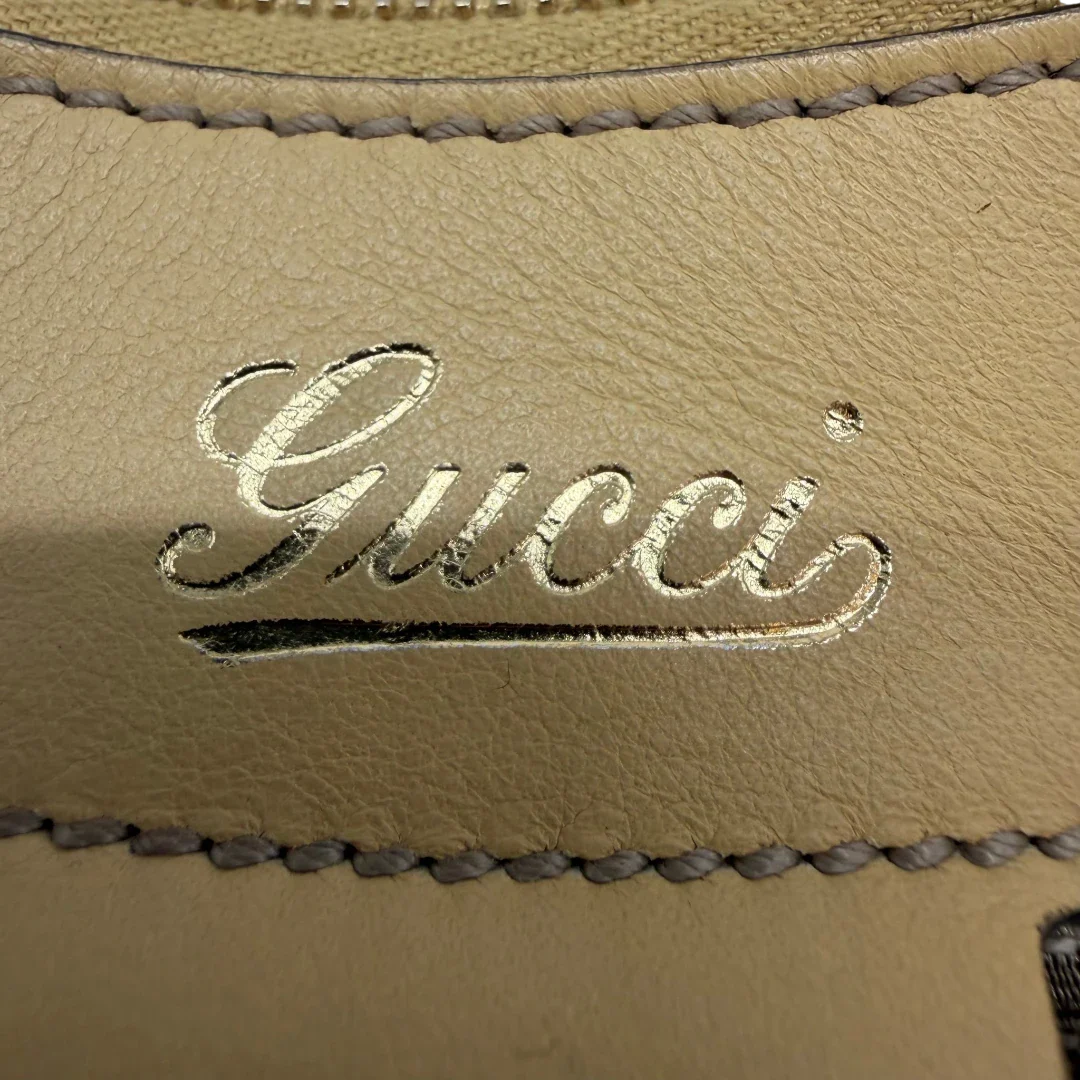 https://cdn.shopify.com/s/files/1/0564/9376/8855/files/Gucci_Schultertasche_D-Ring_medium_monogram_beige_vintage_GG6907.webp?v=1779286243