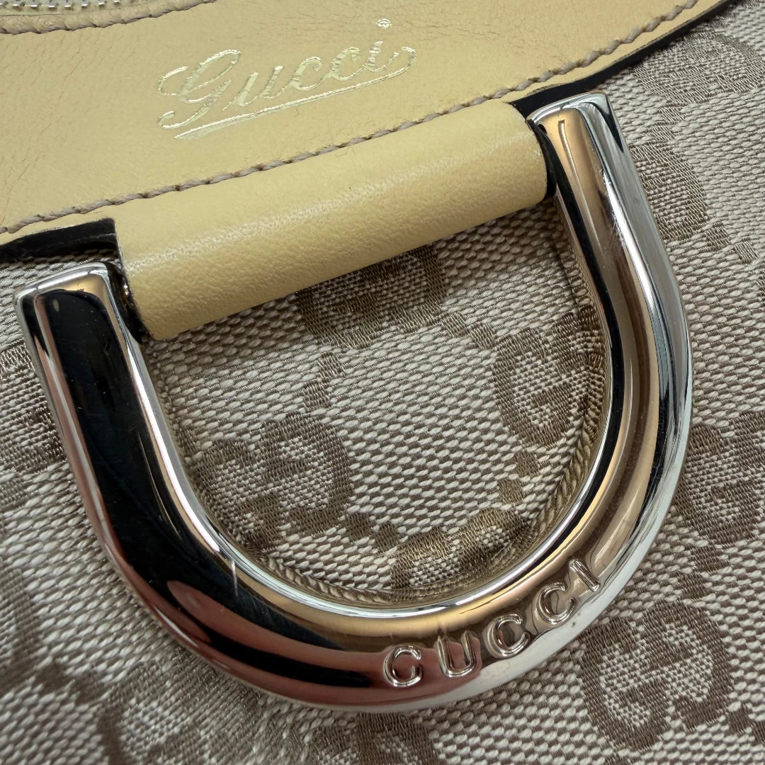 https://cdn.shopify.com/s/files/1/0564/9376/8855/files/Gucci_Schultertasche_D-Ring_medium_monogram_beige_vintage_GG6908.webp?v=1779286243