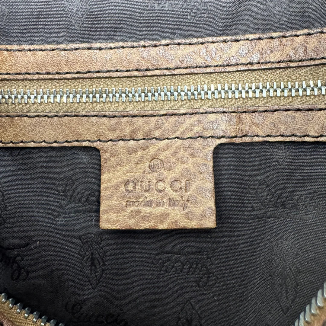 https://cdn.shopify.com/s/files/1/0564/9376/8855/files/Gucci_Schultertasche_Hobo_Bamboo_monogram_beige_vintage_GG2301.webp?v=1779968857