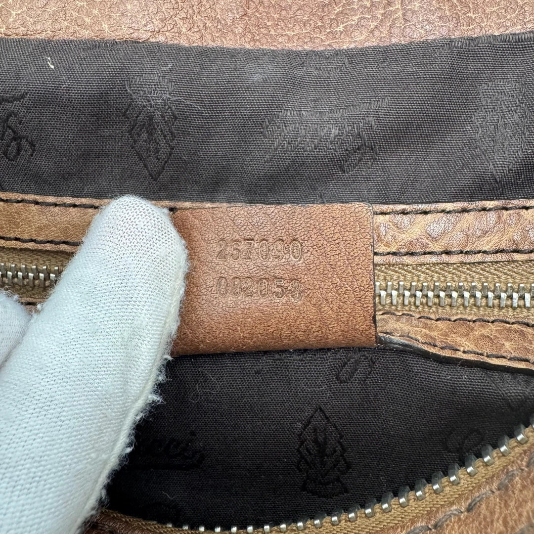 https://cdn.shopify.com/s/files/1/0564/9376/8855/files/Gucci_Schultertasche_Hobo_Bamboo_monogram_beige_vintage_GG2302.webp?v=1779968857