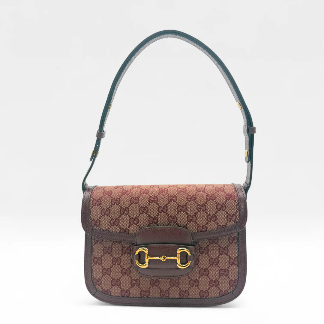 https://cdn.shopify.com/s/files/1/0564/9376/8855/files/Gucci_Schultertasche_Horsebit_1955_medium_monogram_rot_GG_shoulder_bag1029.webp?v=1761146430