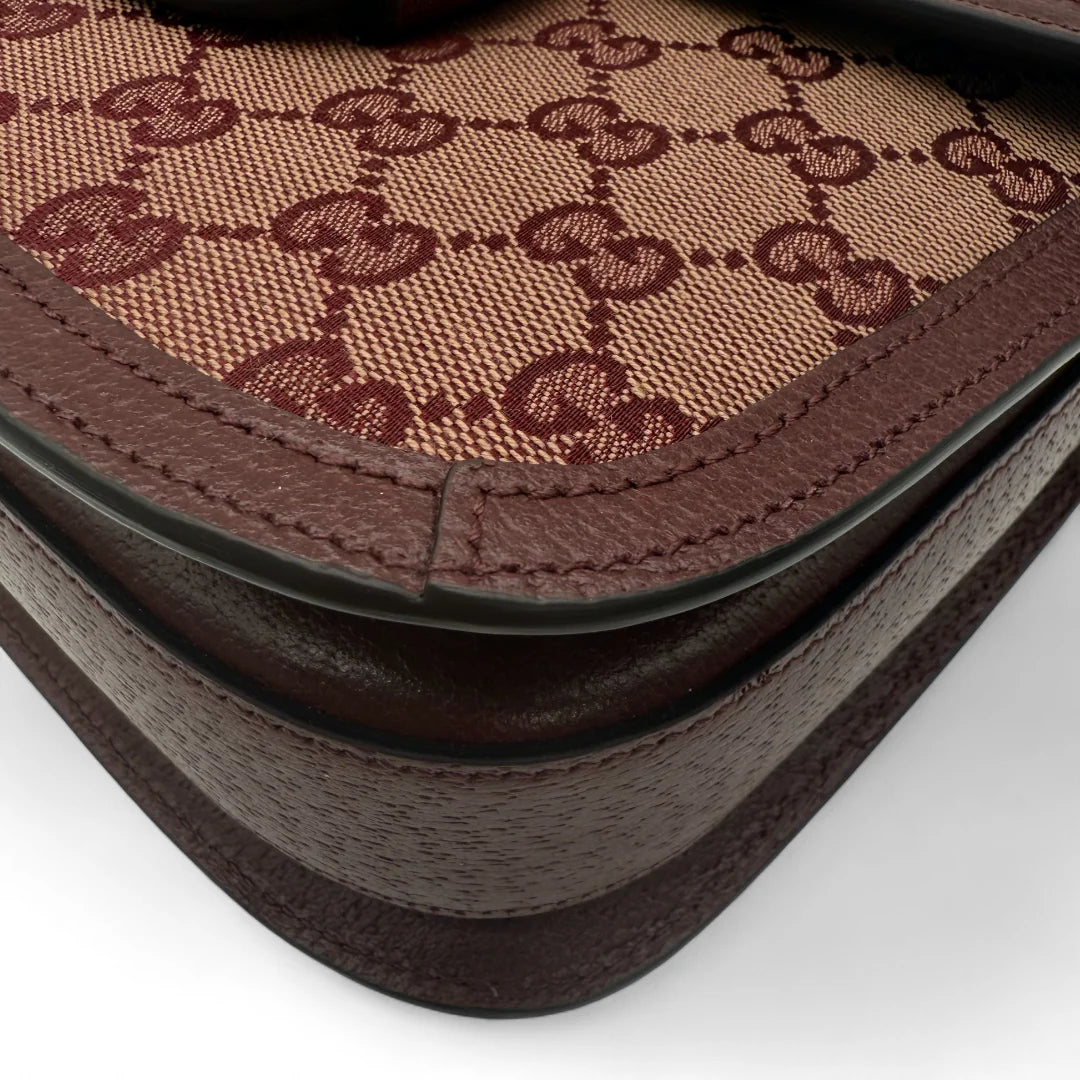 https://cdn.shopify.com/s/files/1/0564/9376/8855/files/Gucci_Schultertasche_Horsebit_1955_medium_monogram_rot_GG_shoulder_bag1037.webp?v=1761266552