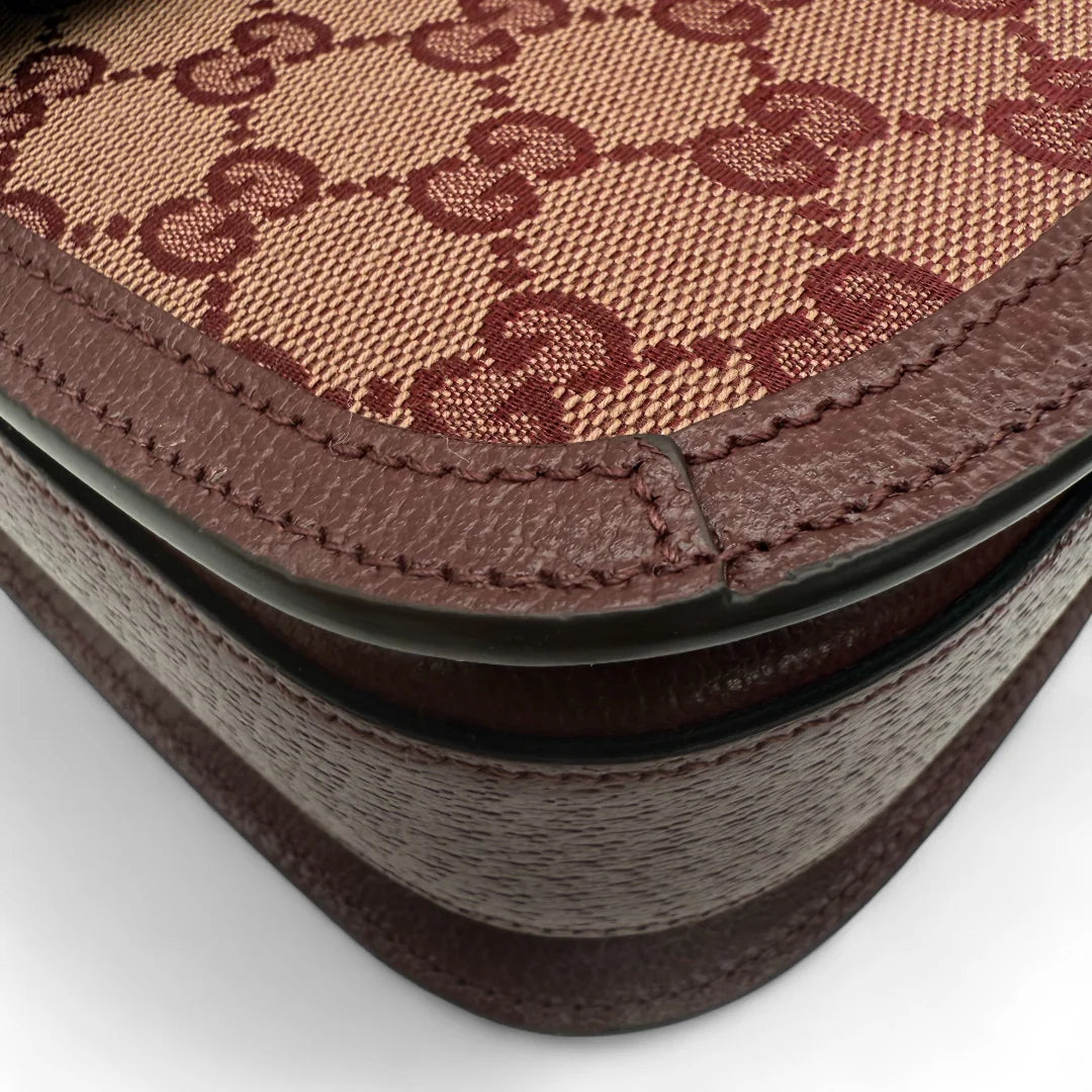 https://cdn.shopify.com/s/files/1/0564/9376/8855/files/Gucci_Schultertasche_Horsebit_1955_medium_monogram_rot_GG_shoulder_bag1038.webp?v=1761266552