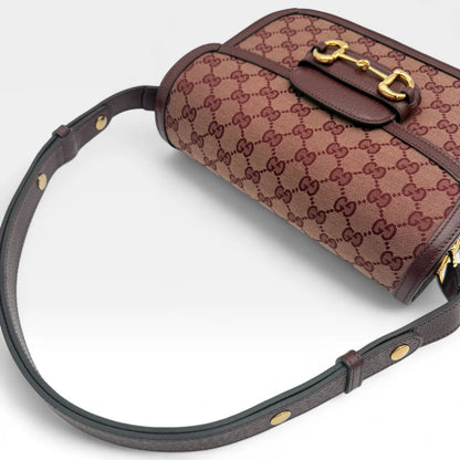 https://cdn.shopify.com/s/files/1/0564/9376/8855/files/Gucci_Schultertasche_Horsebit_1955_medium_monogram_rot_GG_shoulder_bag1041.webp?v=1761266552