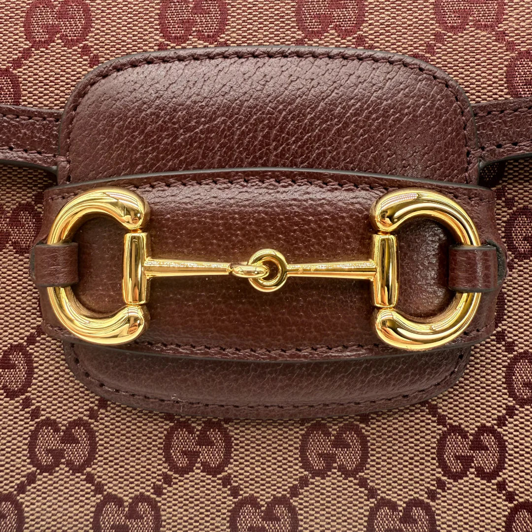 https://cdn.shopify.com/s/files/1/0564/9376/8855/files/Gucci_Schultertasche_Horsebit_1955_medium_monogram_rot_GG_shoulder_bag1042.webp?v=1761266552