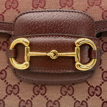 https://cdn.shopify.com/s/files/1/0564/9376/8855/files/Gucci_Schultertasche_Horsebit_1955_medium_monogram_rot_GG_shoulder_bag1042.webp?v=1761266552