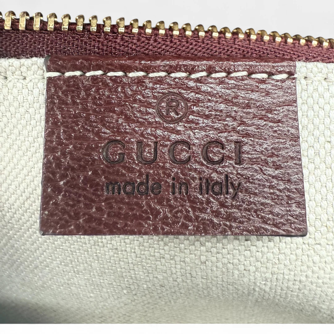 https://cdn.shopify.com/s/files/1/0564/9376/8855/files/Gucci_Schultertasche_Horsebit_1955_medium_monogram_rot_GG_shoulder_bag1048.webp?v=1761266552