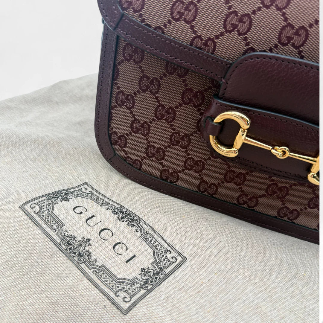 https://cdn.shopify.com/s/files/1/0564/9376/8855/files/Gucci_Schultertasche_Horsebit_1955_medium_monogram_rot_GG_shoulder_bag1057.webp?v=1761266552