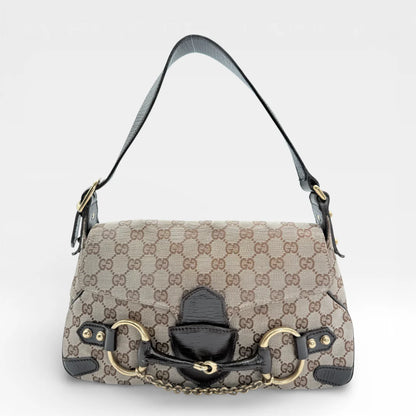 https://cdn.shopify.com/s/files/1/0564/9376/8855/files/Gucci_Schultertasche_Horsebit_1955_monogram_beige_vintage_GG_7211.webp?v=1767276984