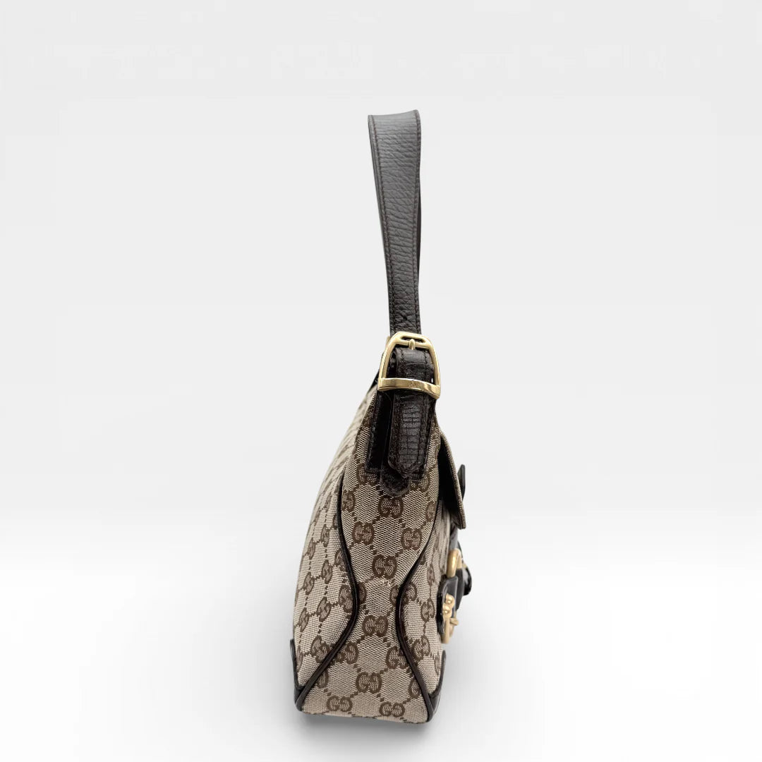 https://cdn.shopify.com/s/files/1/0564/9376/8855/files/Gucci_Schultertasche_Horsebit_1955_monogram_beige_vintage_GG_7213.webp?v=1767277034