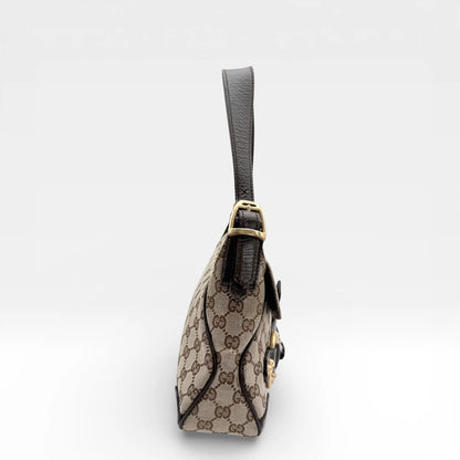 https://cdn.shopify.com/s/files/1/0564/9376/8855/files/Gucci_Schultertasche_Horsebit_1955_monogram_beige_vintage_GG_7213.webp?v=1767277034