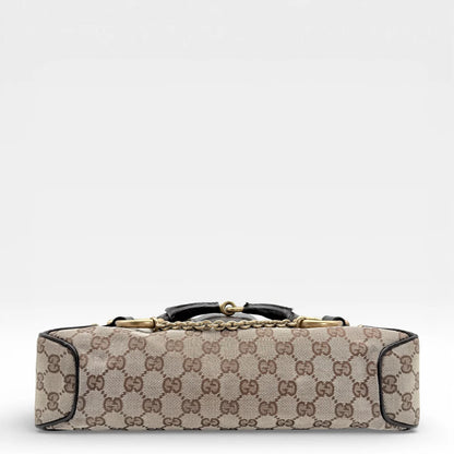 https://cdn.shopify.com/s/files/1/0564/9376/8855/files/Gucci_Schultertasche_Horsebit_1955_monogram_beige_vintage_GG_7215.webp?v=1767277034