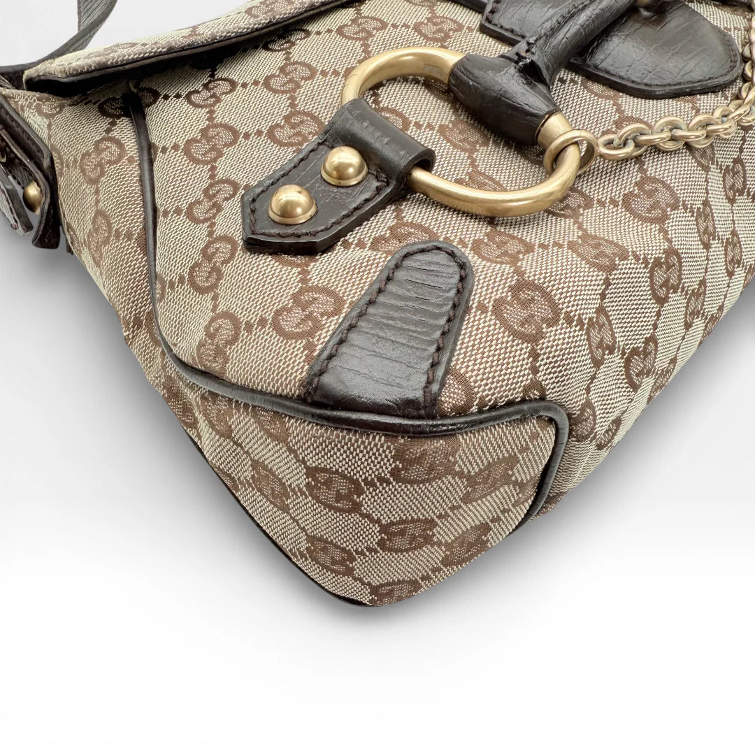 https://cdn.shopify.com/s/files/1/0564/9376/8855/files/Gucci_Schultertasche_Horsebit_1955_monogram_beige_vintage_GG_7217.webp?v=1767277034