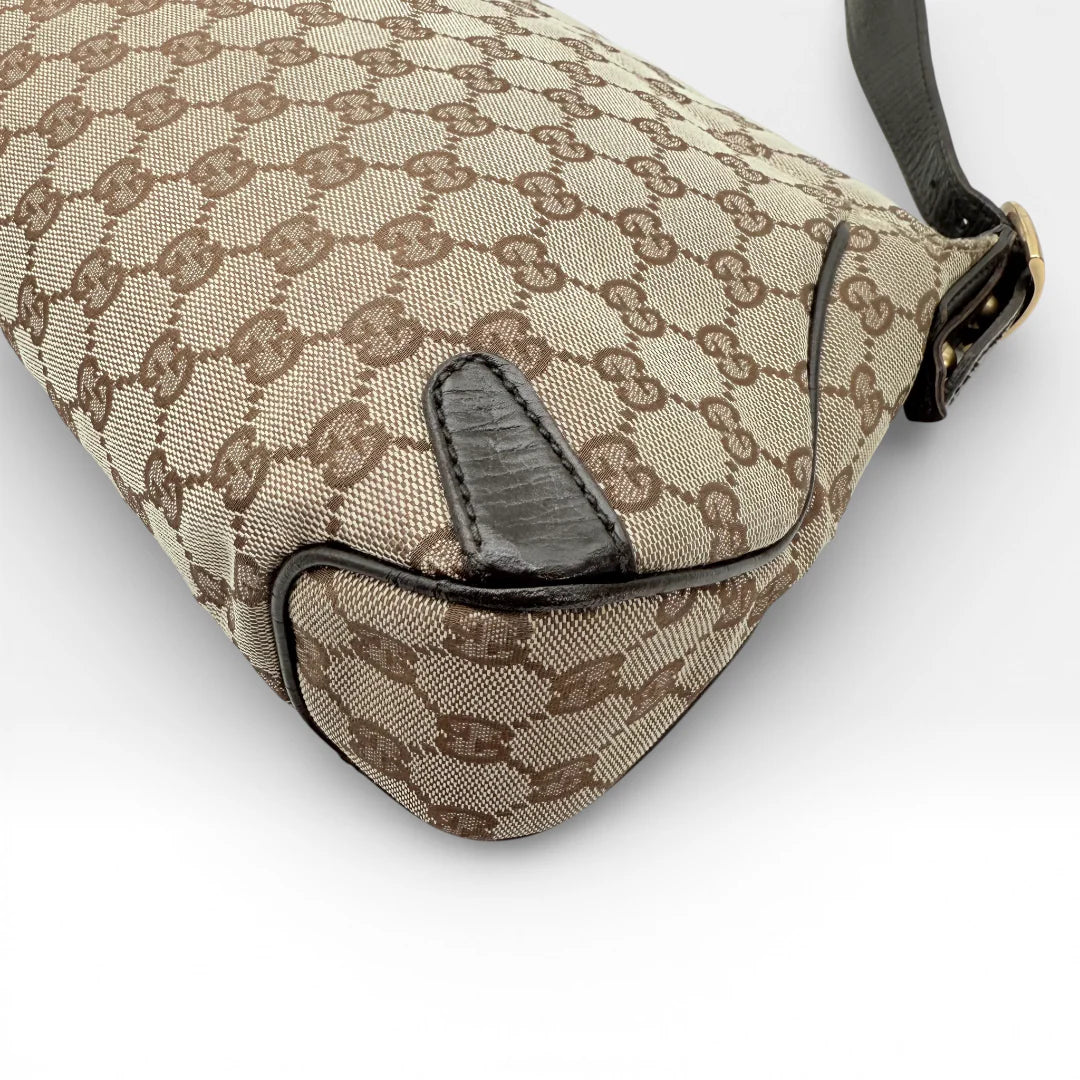 https://cdn.shopify.com/s/files/1/0564/9376/8855/files/Gucci_Schultertasche_Horsebit_1955_monogram_beige_vintage_GG_7218.webp?v=1767277034