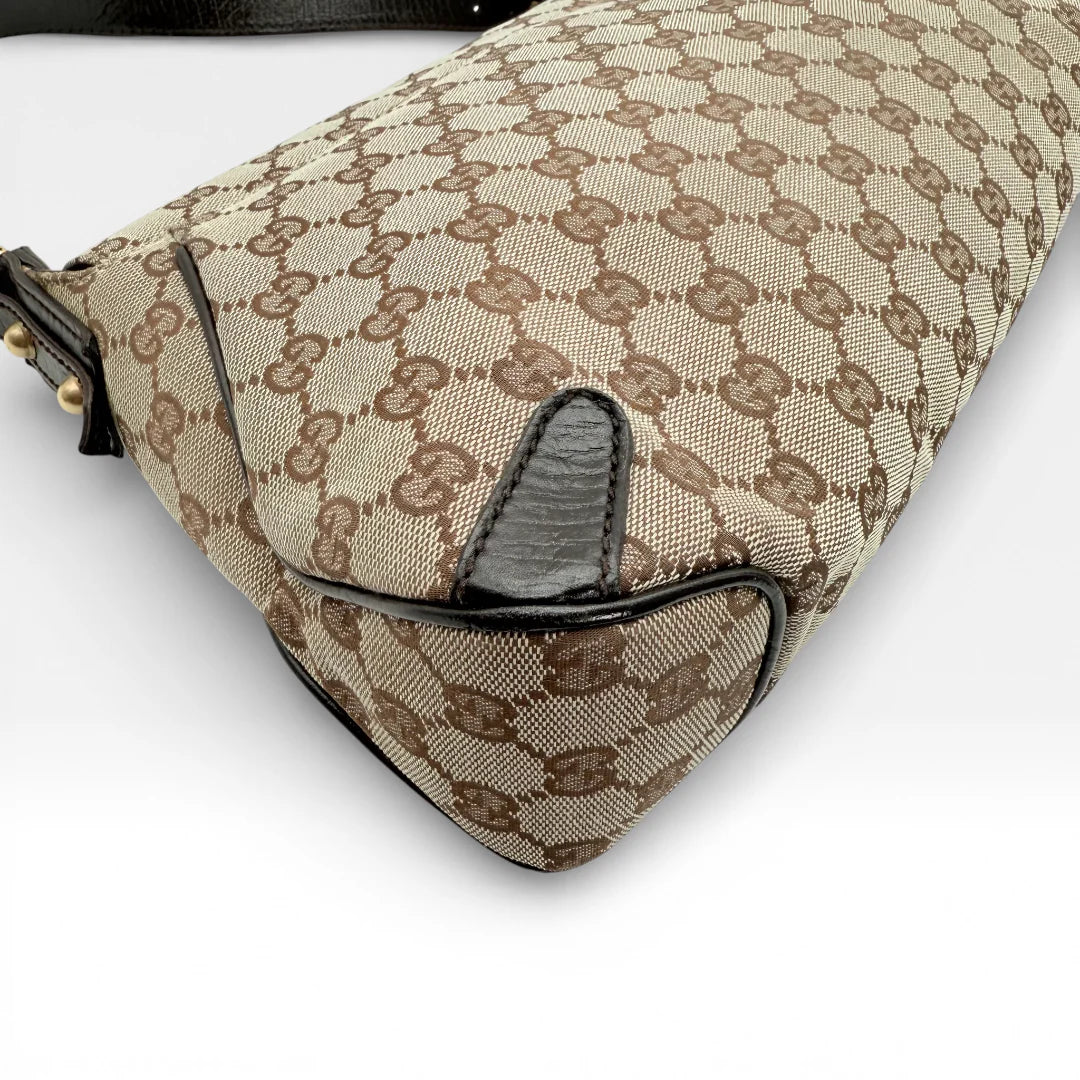 https://cdn.shopify.com/s/files/1/0564/9376/8855/files/Gucci_Schultertasche_Horsebit_1955_monogram_beige_vintage_GG_7219.webp?v=1767277034