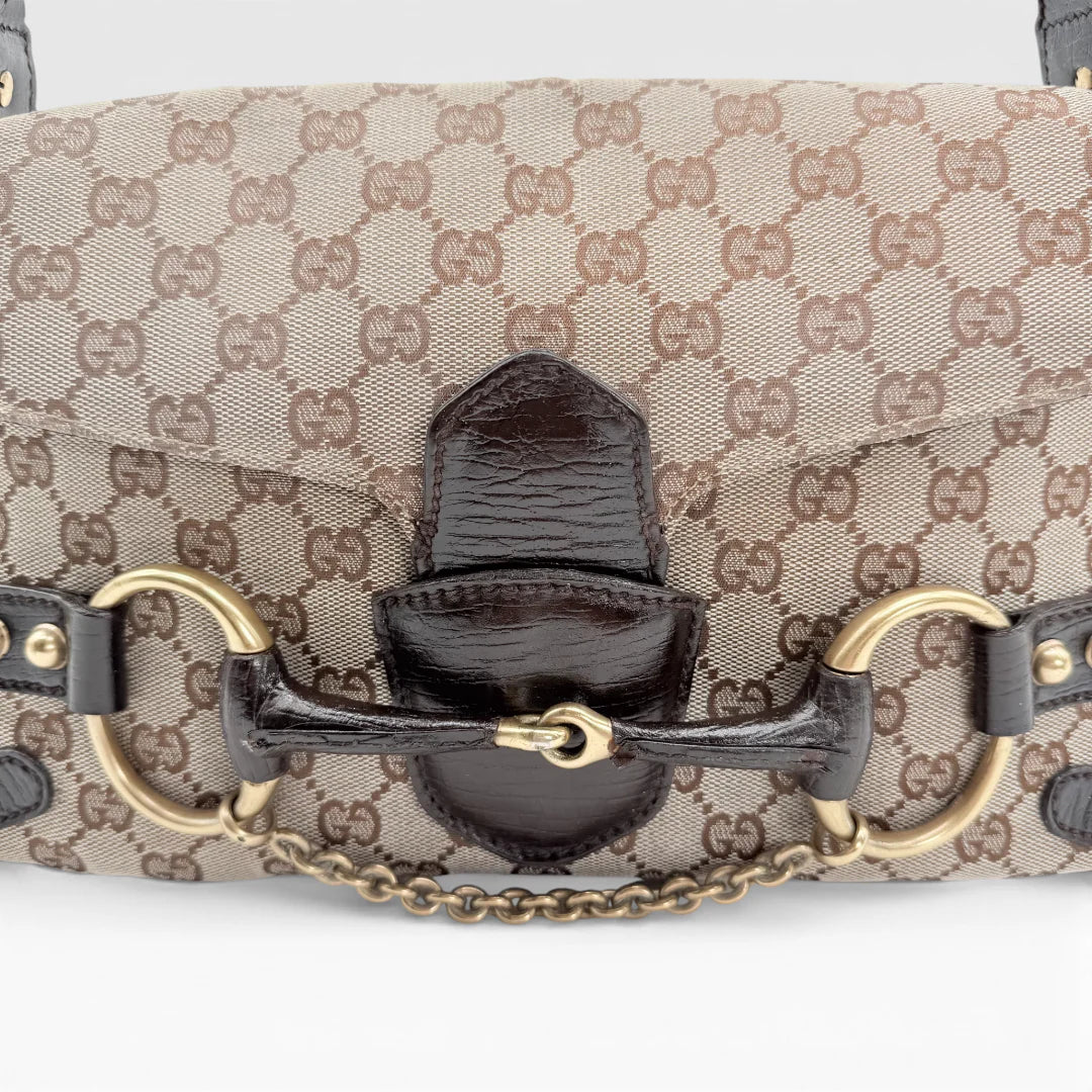 https://cdn.shopify.com/s/files/1/0564/9376/8855/files/Gucci_Schultertasche_Horsebit_1955_monogram_beige_vintage_GG_7221.webp?v=1767277034