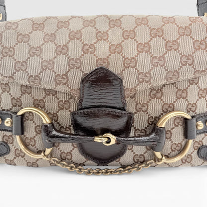 https://cdn.shopify.com/s/files/1/0564/9376/8855/files/Gucci_Schultertasche_Horsebit_1955_monogram_beige_vintage_GG_7221.webp?v=1767277034
