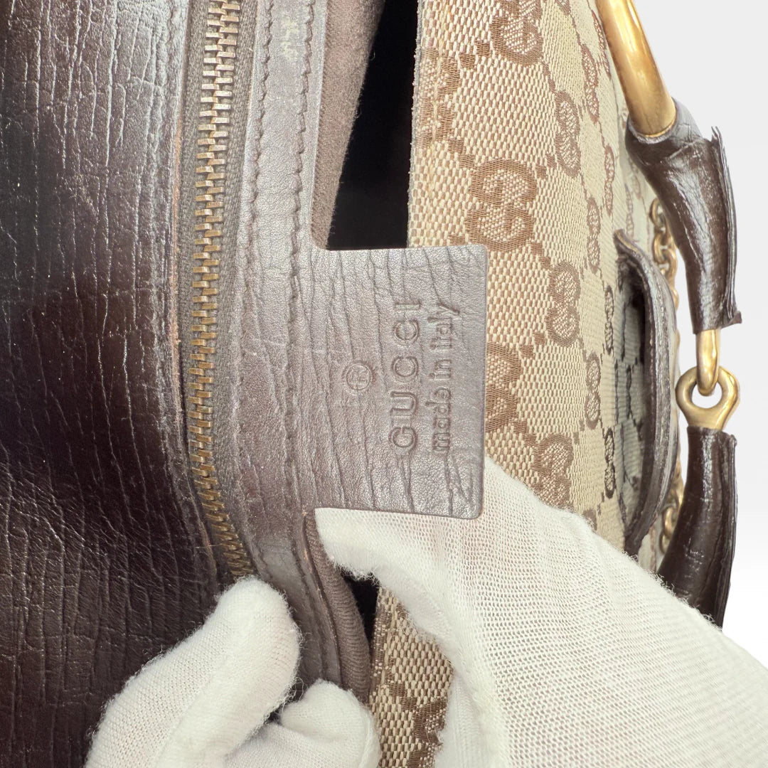 https://cdn.shopify.com/s/files/1/0564/9376/8855/files/Gucci_Schultertasche_Horsebit_1955_monogram_beige_vintage_GG_7224.webp?v=1767277034