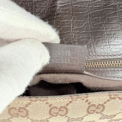 https://cdn.shopify.com/s/files/1/0564/9376/8855/files/Gucci_Schultertasche_Horsebit_1955_monogram_beige_vintage_GG_7225.webp?v=1767277034
