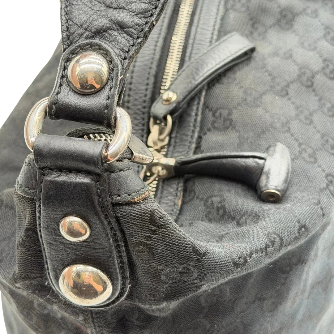 https://cdn.shopify.com/s/files/1/0564/9376/8855/files/Gucci_Schultertasche_Horsebit_Hobo_large_monogram_schwarz_10.webp?v=1781855743