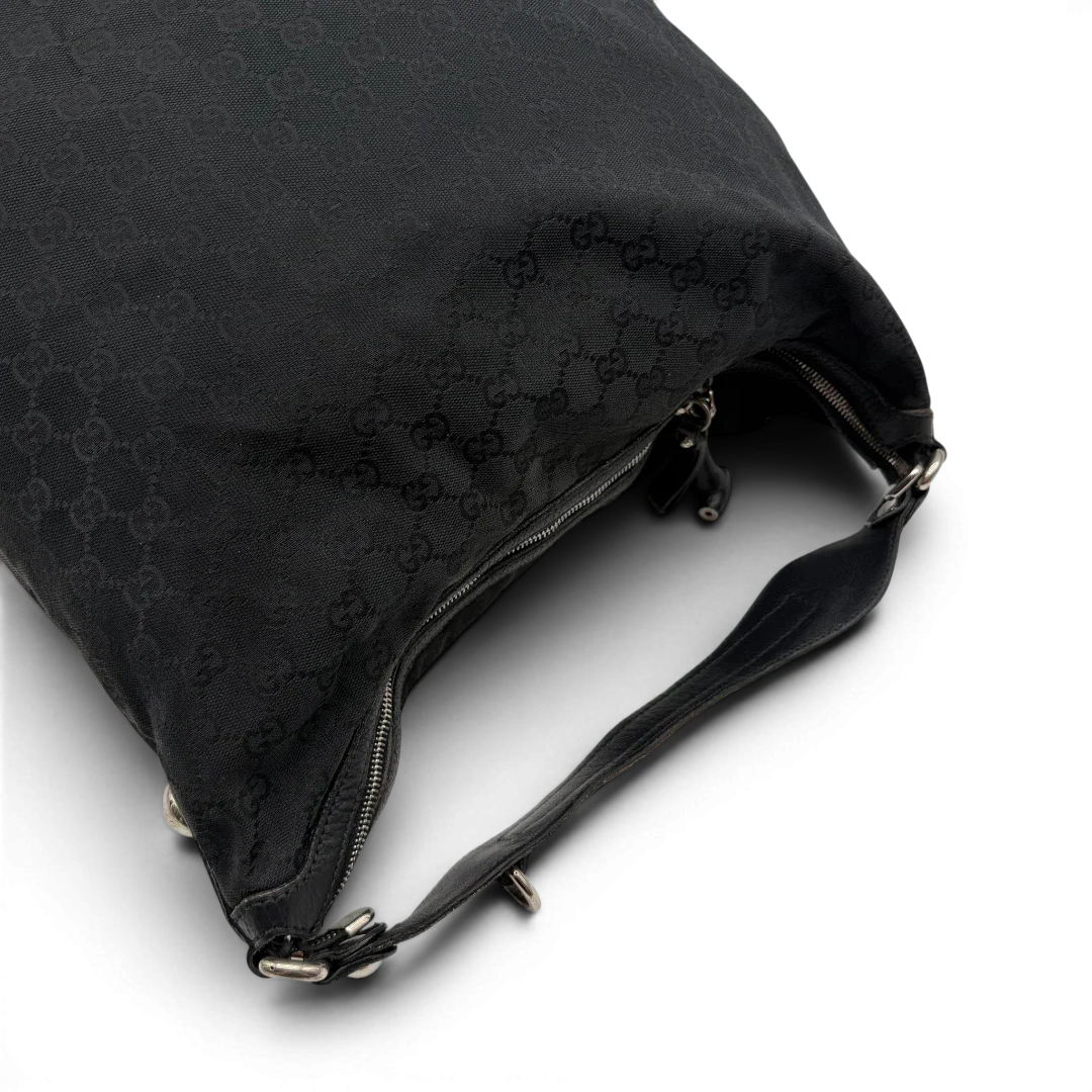 https://cdn.shopify.com/s/files/1/0564/9376/8855/files/Gucci_Schultertasche_Horsebit_Hobo_large_monogram_schwarz_11.webp?v=1781855743