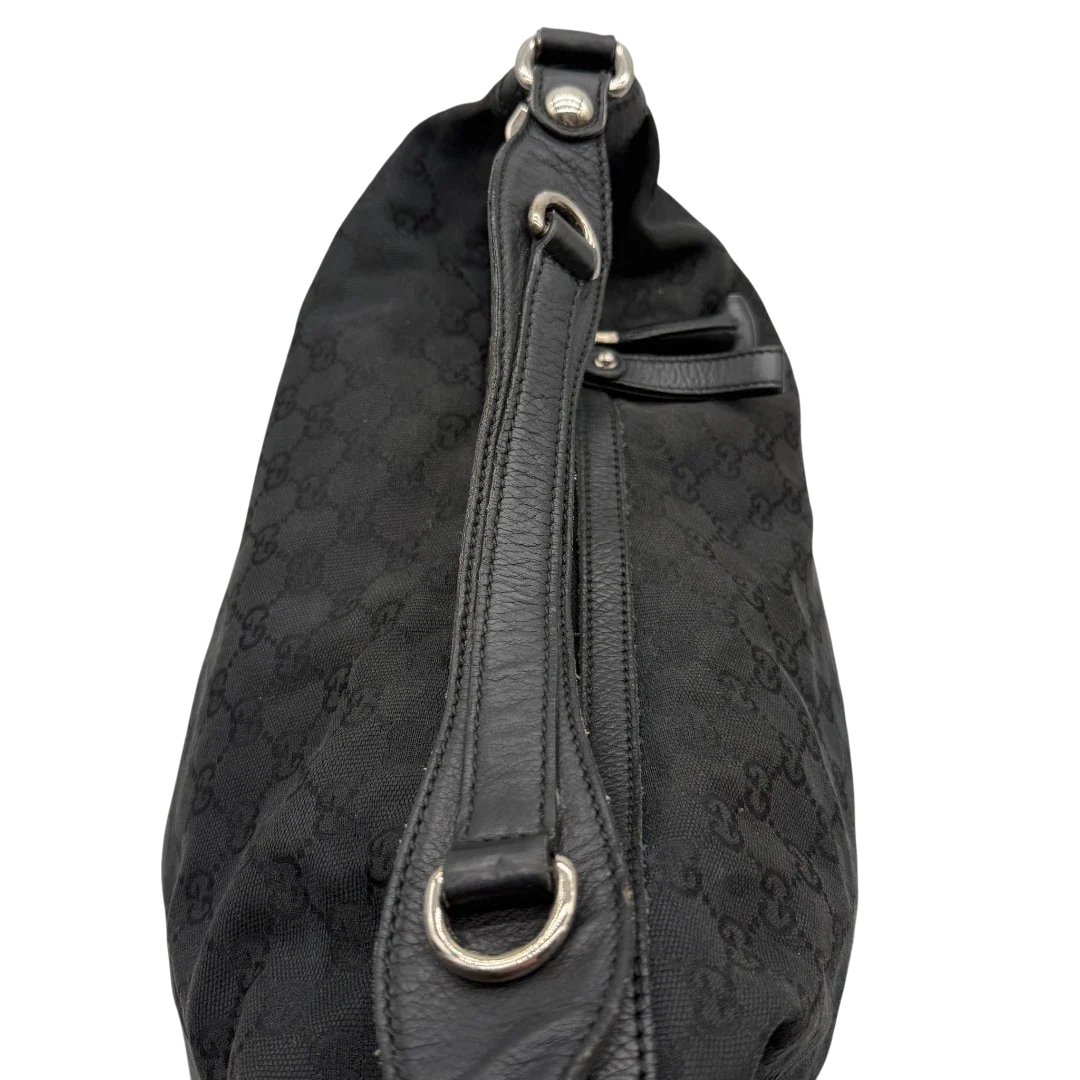 https://cdn.shopify.com/s/files/1/0564/9376/8855/files/Gucci_Schultertasche_Horsebit_Hobo_large_monogram_schwarz_13.webp?v=1781855742