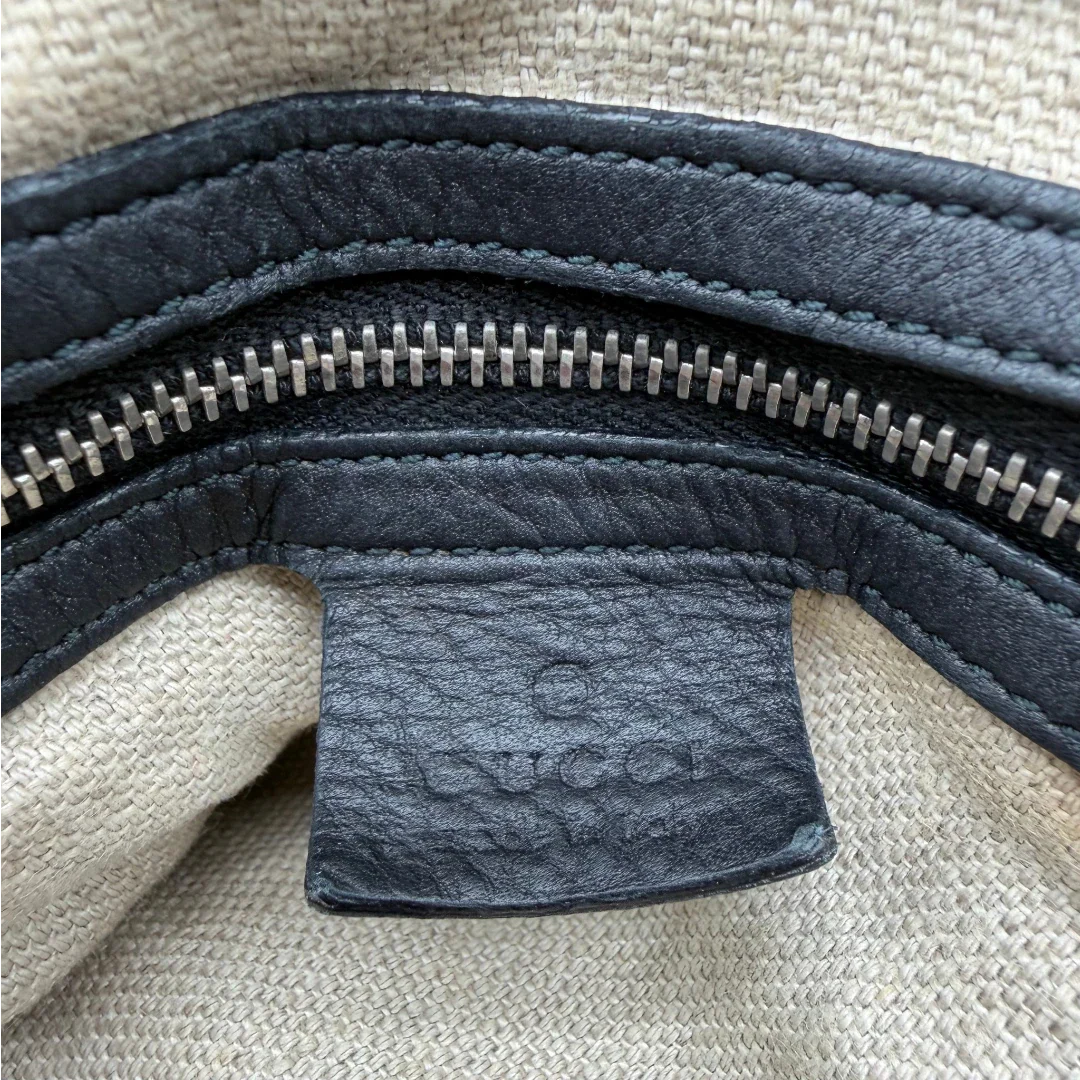 https://cdn.shopify.com/s/files/1/0564/9376/8855/files/Gucci_Schultertasche_Horsebit_Hobo_large_monogram_schwarz_15.webp?v=1781855743