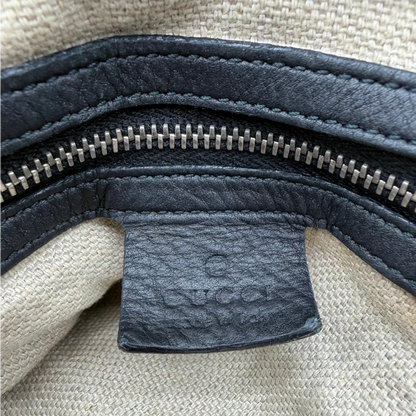 https://cdn.shopify.com/s/files/1/0564/9376/8855/files/Gucci_Schultertasche_Horsebit_Hobo_large_monogram_schwarz_15.webp?v=1781855743