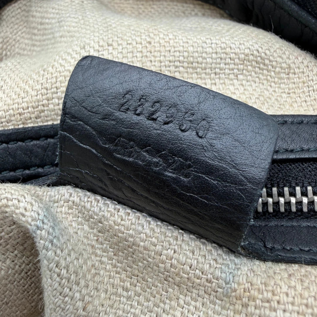 https://cdn.shopify.com/s/files/1/0564/9376/8855/files/Gucci_Schultertasche_Horsebit_Hobo_large_monogram_schwarz_16.webp?v=1781855743