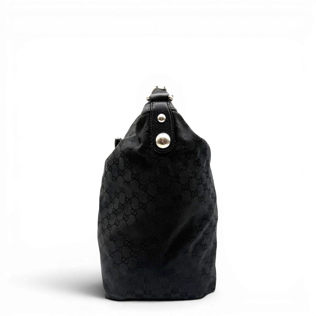 https://cdn.shopify.com/s/files/1/0564/9376/8855/files/Gucci_Schultertasche_Horsebit_Hobo_large_monogram_schwarz_3.webp?v=1781855742