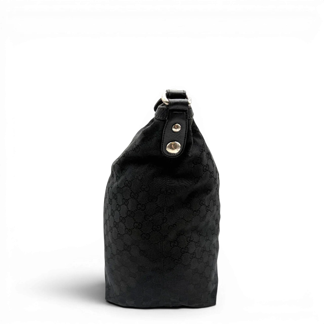 https://cdn.shopify.com/s/files/1/0564/9376/8855/files/Gucci_Schultertasche_Horsebit_Hobo_large_monogram_schwarz_4.webp?v=1781855742