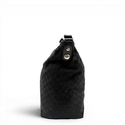https://cdn.shopify.com/s/files/1/0564/9376/8855/files/Gucci_Schultertasche_Horsebit_Hobo_large_monogram_schwarz_4.webp?v=1781855742
