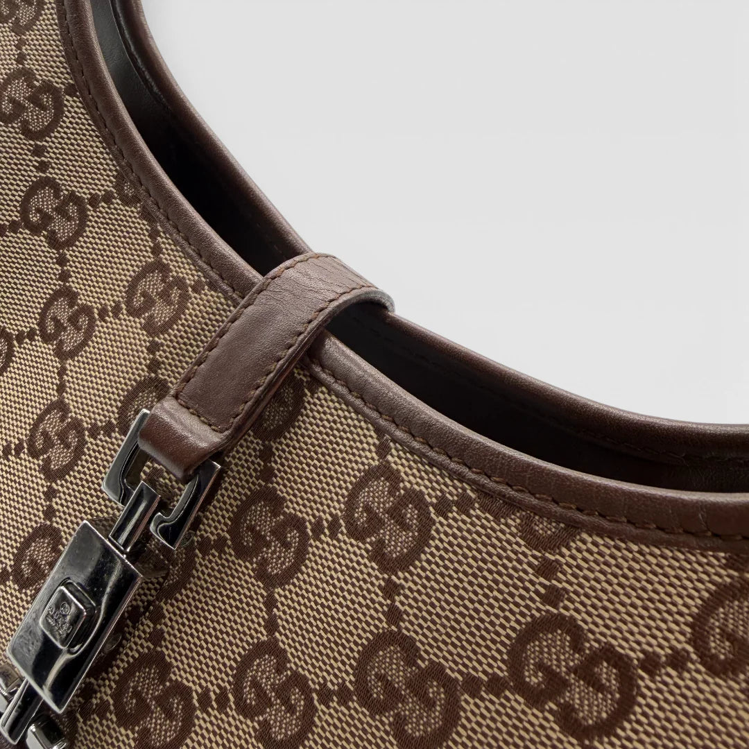 https://cdn.shopify.com/s/files/1/0564/9376/8855/files/Gucci_Schultertasche_Jackie_small_monogram_beige_vintage_GG_7395.webp?v=1767880712