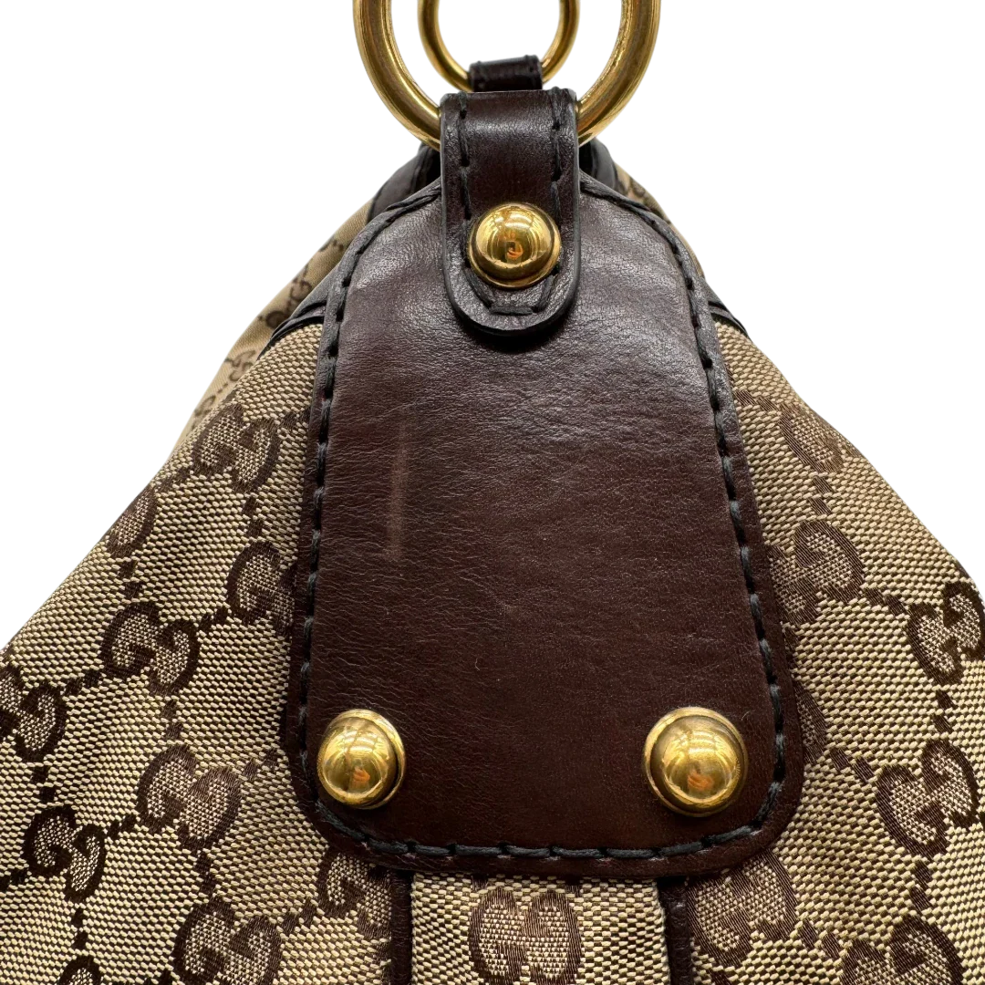 https://cdn.shopify.com/s/files/1/0564/9376/8855/files/Gucci_Schultertasche_Jockey_Hobo_large_monogram_beige_12.webp?v=1783516121