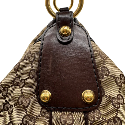 https://cdn.shopify.com/s/files/1/0564/9376/8855/files/Gucci_Schultertasche_Jockey_Hobo_large_monogram_beige_12.webp?v=1783516121