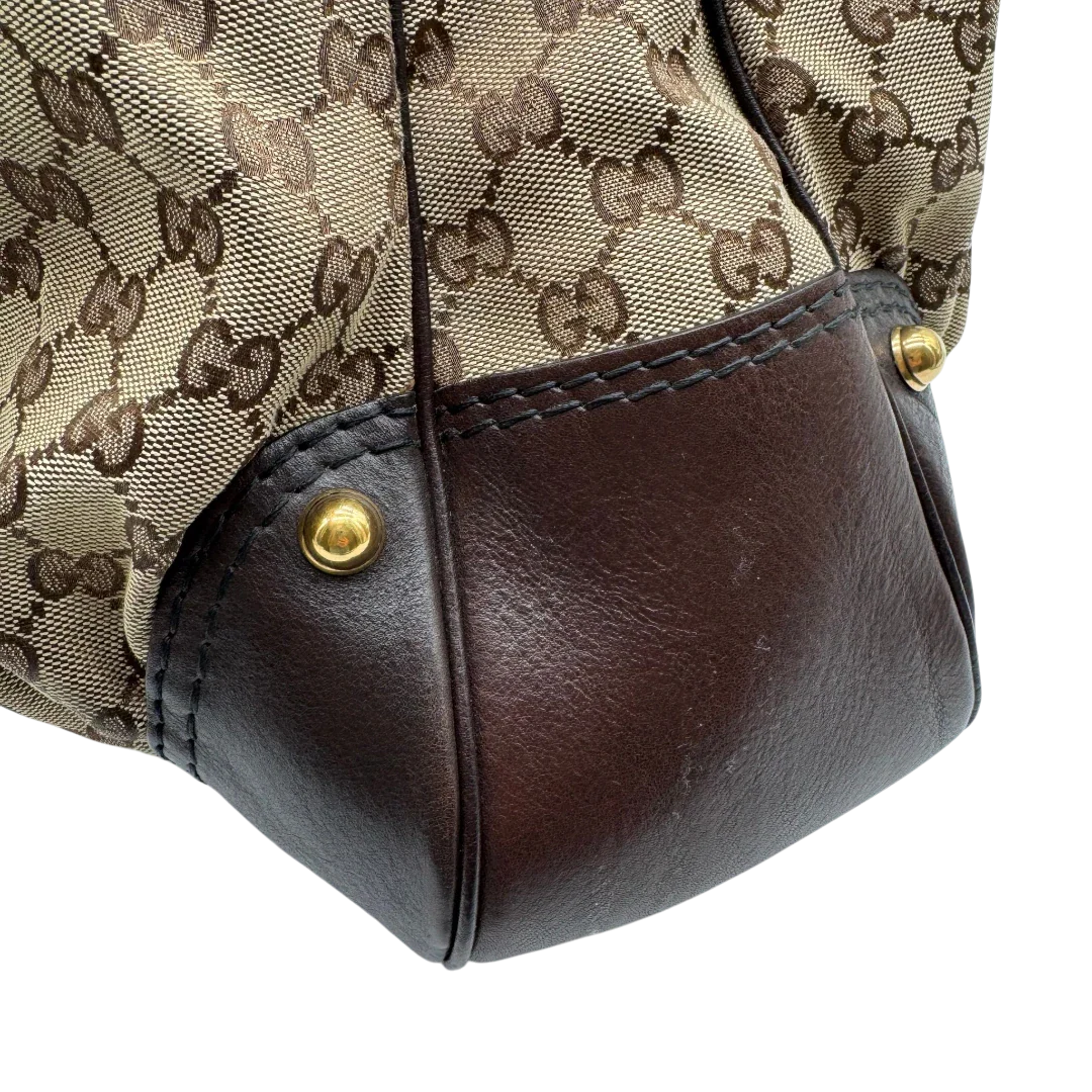 https://cdn.shopify.com/s/files/1/0564/9376/8855/files/Gucci_Schultertasche_Jockey_Hobo_large_monogram_beige_13.webp?v=1783516120